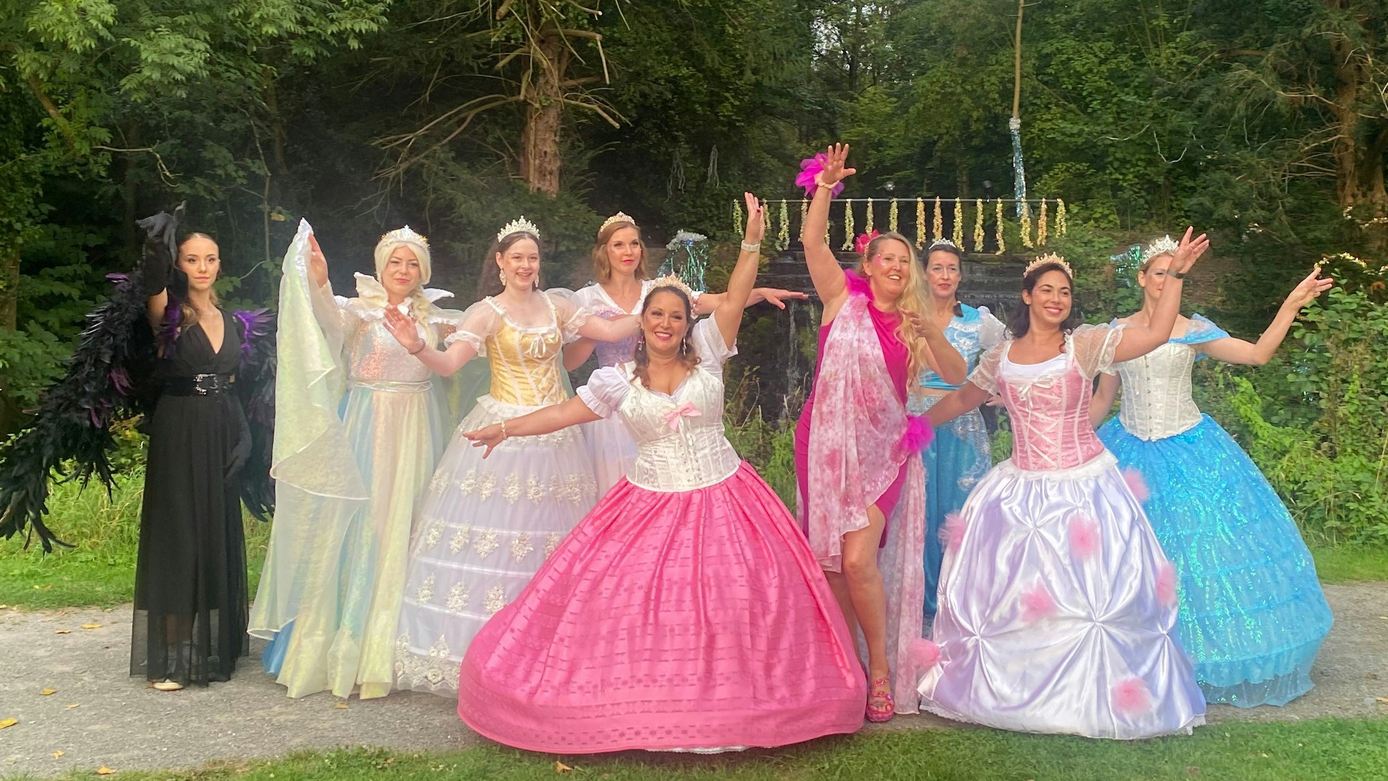 Frauen in Kostümen.