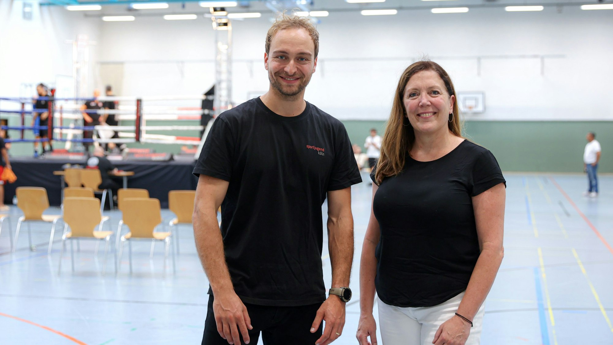 Tom Schulte (Jugendbildungsreferent) und Christine Kupferer (Geschäftsleitung) beim Box-Event