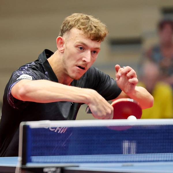 Konzentriert spielt Adrien Rassenfosse den Ball über das Netz.