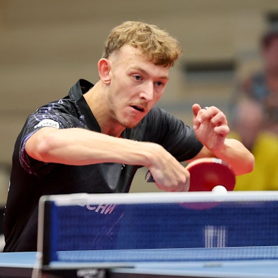 Konzentriert spielt Adrien Rassenfosse den Ball über das Netz.