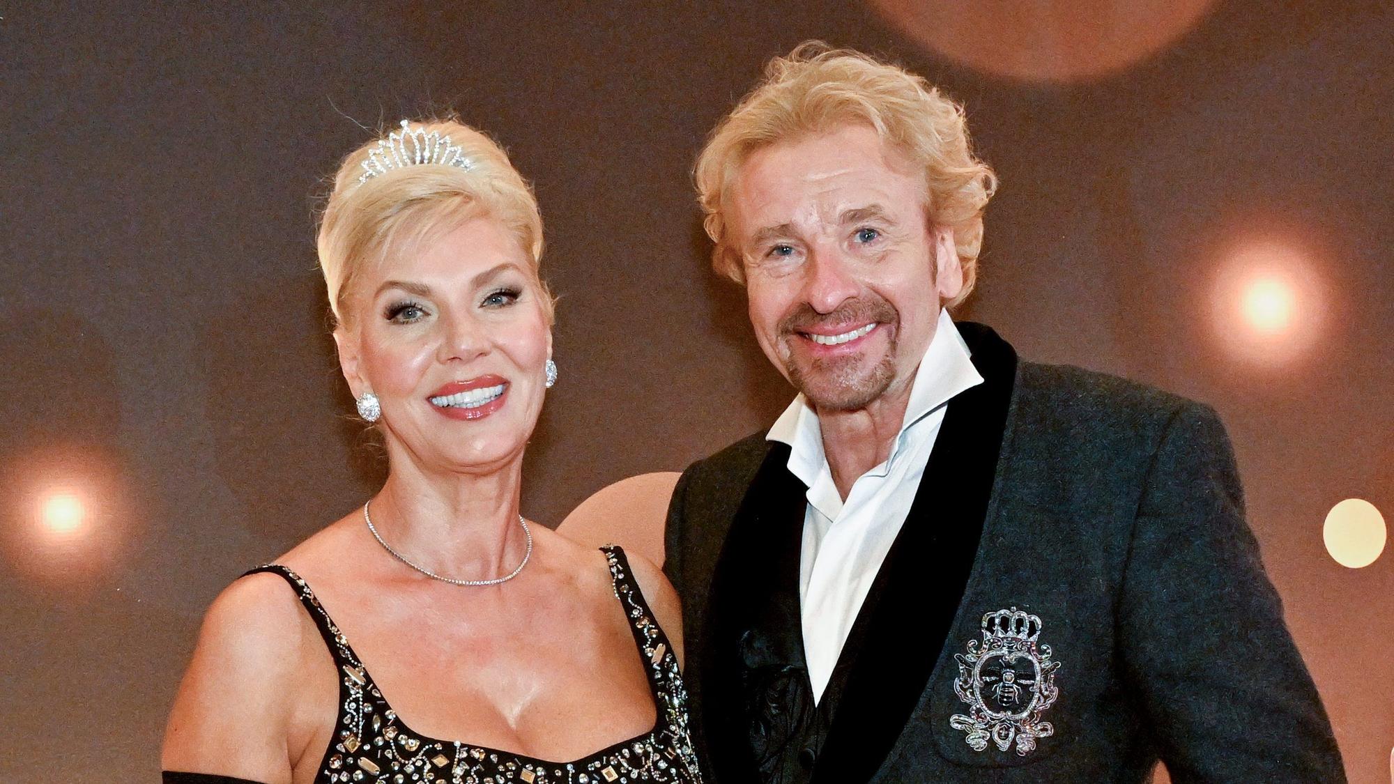 Thomas Gottschalk und seine Freundin Karina Mroß kommen zur 75. Bambi-Verleihung in den Bavaria Filmstudios.
