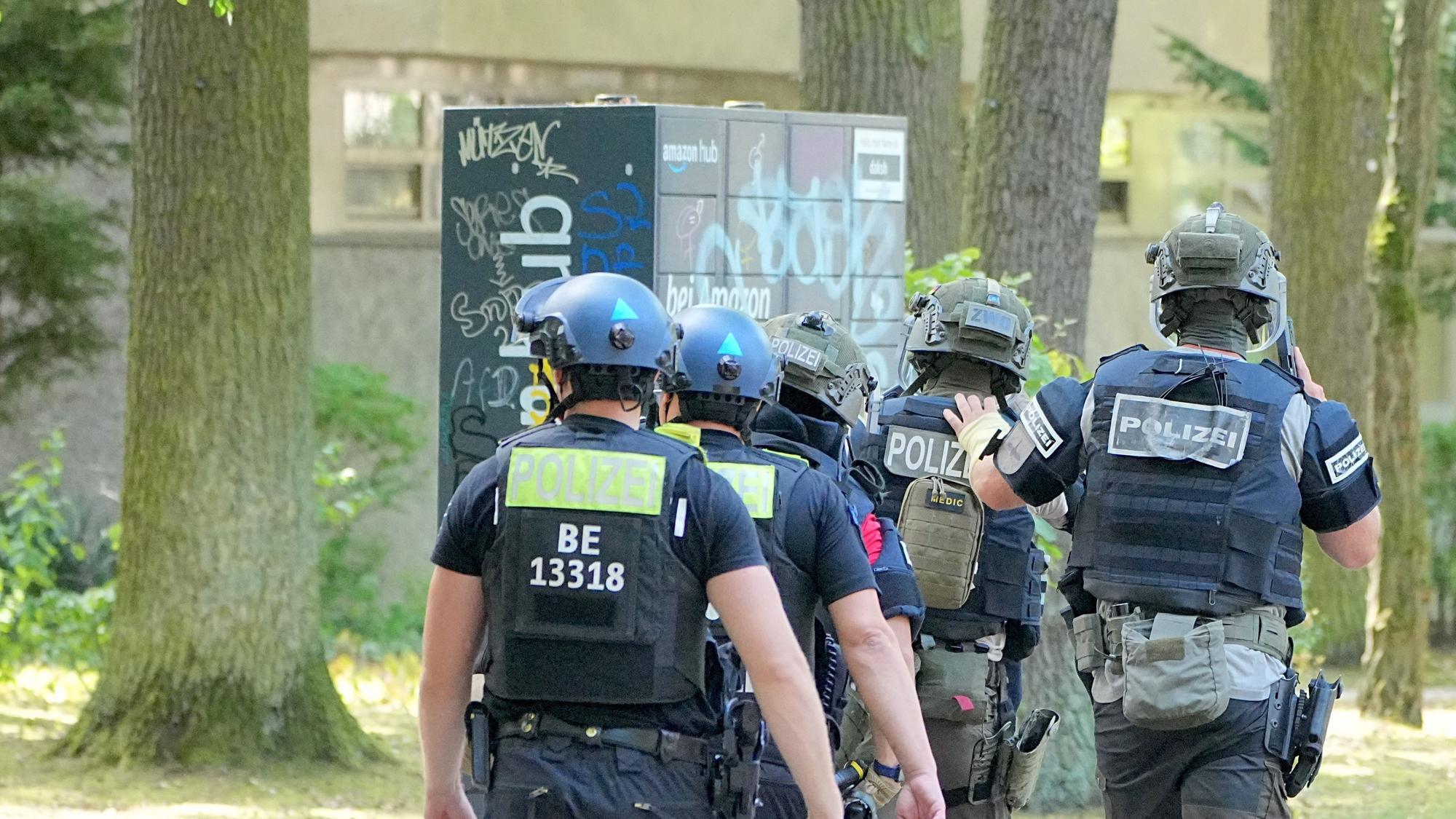Polizisten eines Spezialeinsatzkommandos (SEK) gehen zu einem Mehrfamilienhaus in Berlin Nikolassee.