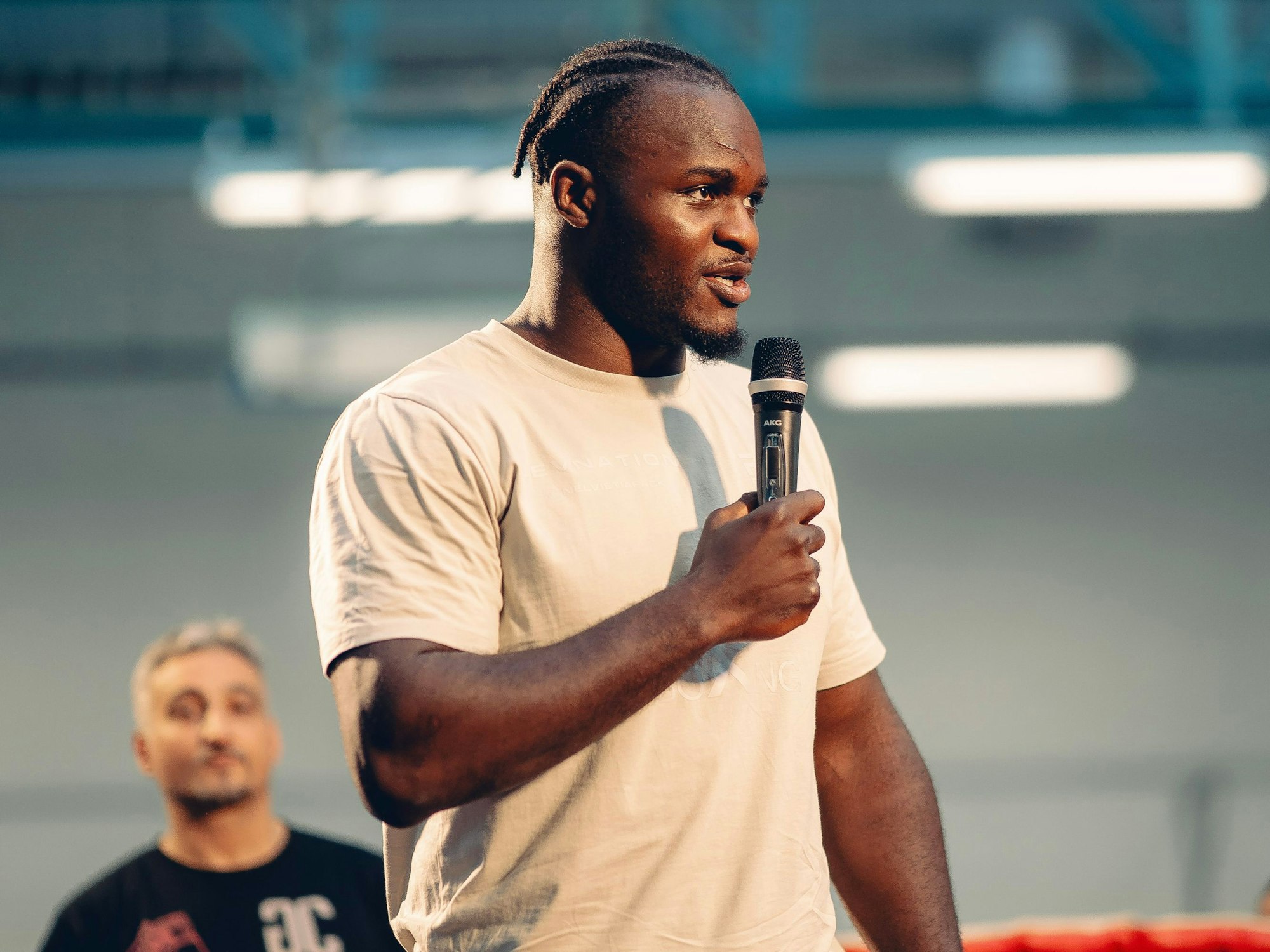 Boxer Nelvie Tiafack am Mikrofon