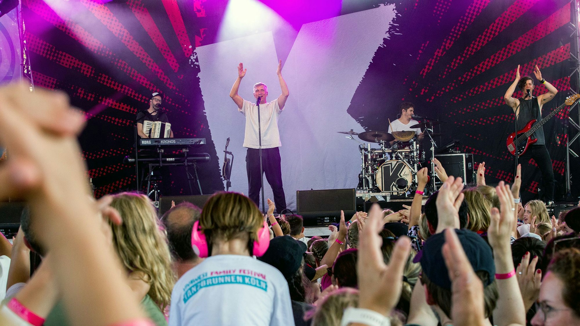 Die Kölner Band Kasalla singt auf der Bühne im Tanzbrunnen ihre größten Hits.