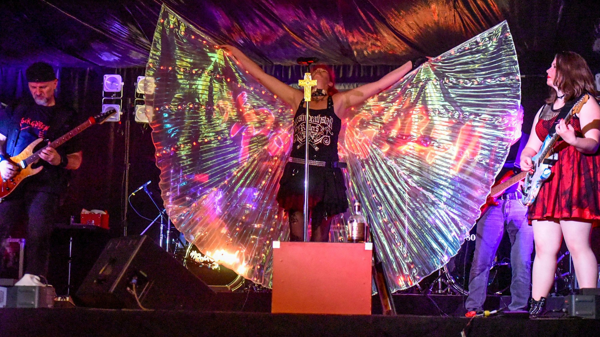 Zu sehen ist die Formation „Die Rockgören“ auf der Bühne.