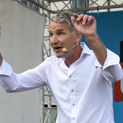 ARCHIV - 25.08.2024, Thüringen, Bad Frankenhausen: AfD-Spitzenkandidat Björn Höcke bei seinem Wahlkampfauftritt auf dem Markt von Bad Frankenhausen. In Thüringen wird ein neuer Landtag gewählt. Höcke will neuer Ministerpräsident von Thüringen werden. (zu dpa: «Erfolg und Abschreckung - Höcke polarisiert») Foto: Heiko Rebsch/dpa +++ dpa-Bildfunk +++