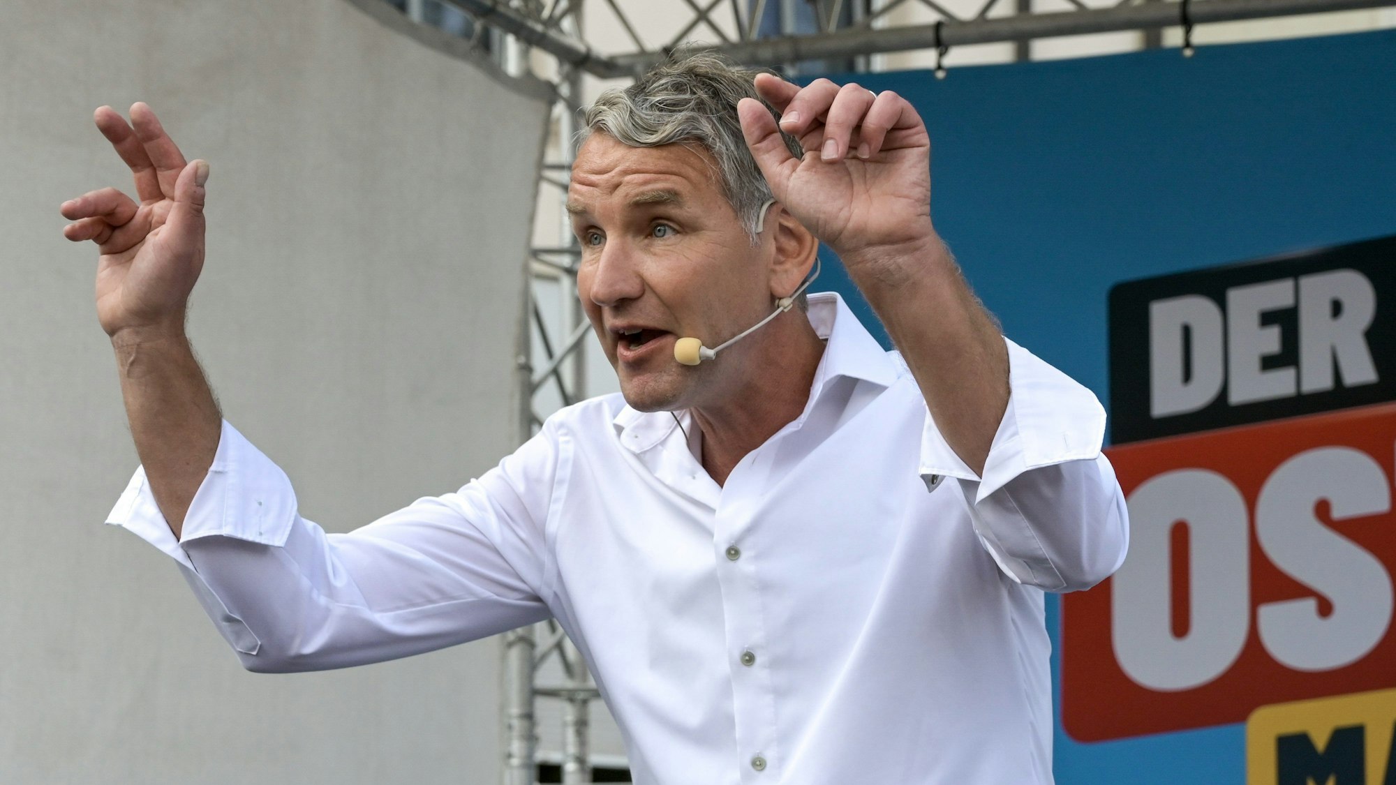 ARCHIV - 25.08.2024, Thüringen, Bad Frankenhausen: AfD-Spitzenkandidat Björn Höcke bei seinem Wahlkampfauftritt auf dem Markt von Bad Frankenhausen. In Thüringen wird ein neuer Landtag gewählt. Höcke will neuer Ministerpräsident von Thüringen werden. (zu dpa: «Erfolg und Abschreckung - Höcke polarisiert») Foto: Heiko Rebsch/dpa +++ dpa-Bildfunk +++