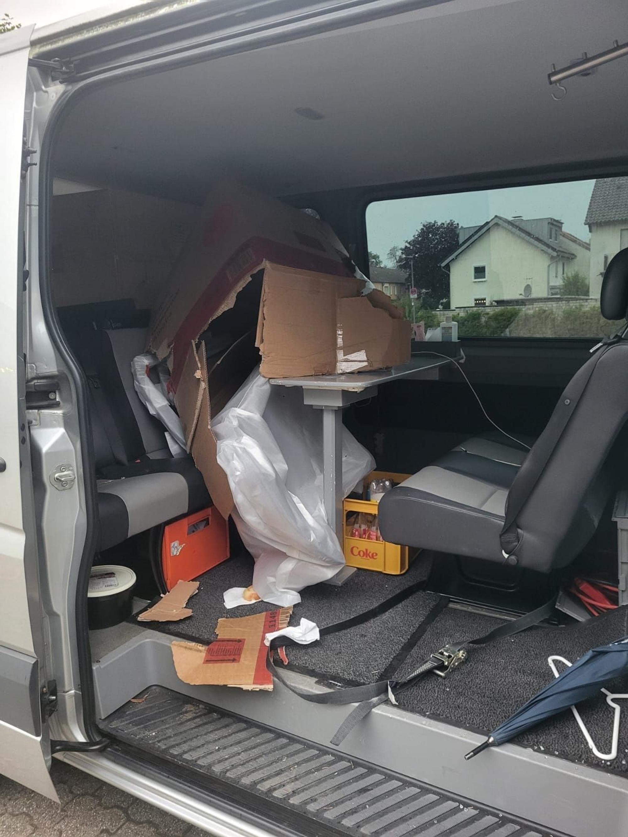 Blick in einen völlig durchwühlten Tourbus der Gruppe „Die Flöckchen“.