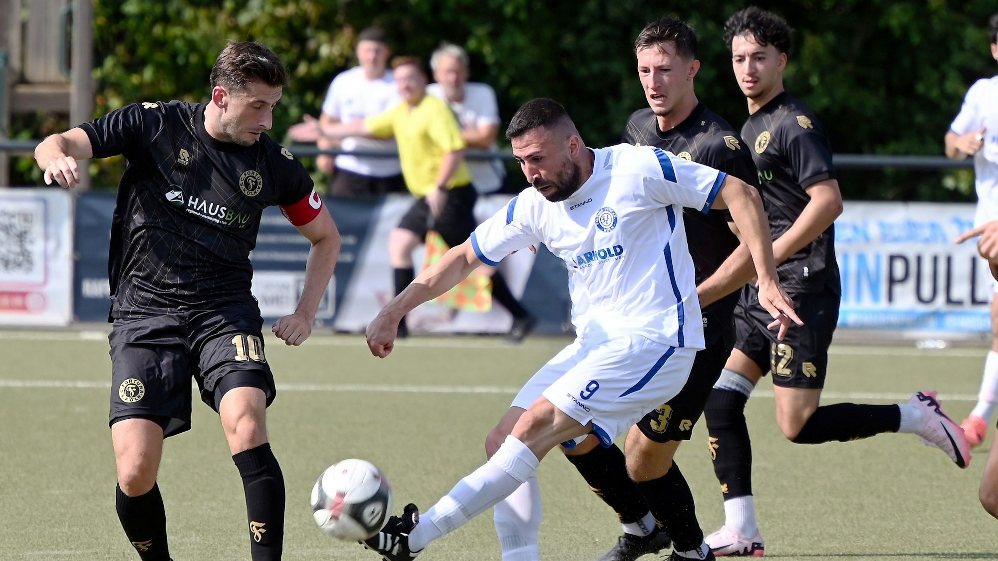 01.09.2024, Fussball-FC Pesch - S.C. Fortuna Köln II
links: Gjorgji Antoski (Köln)
rechts: Iskender Papazoglu (Pesch)
Foto: Uli Herhaus