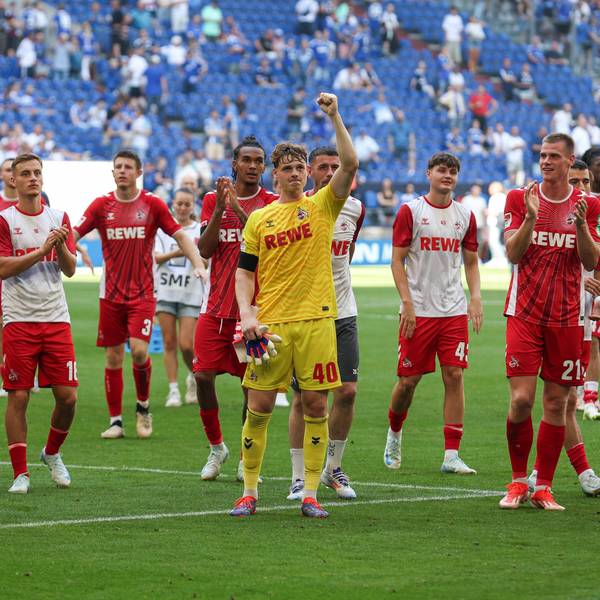 Die Spieler des 1. FC Köln feiern einen verdienten Auswärtssieg auf Schalke.