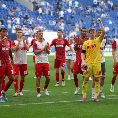 Die Spieler des 1. FC Köln feiern einen verdienten Auswärtssieg auf Schalke.