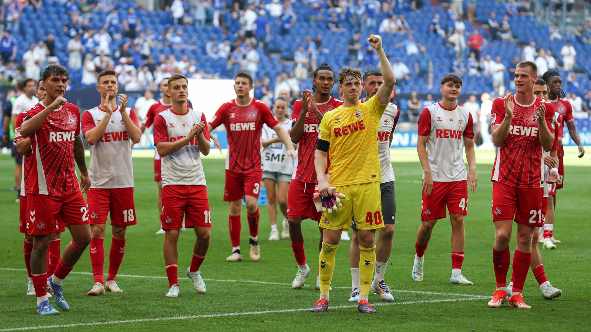 Die Spieler des 1. FC Köln feiern einen verdienten Auswärtssieg auf Schalke.