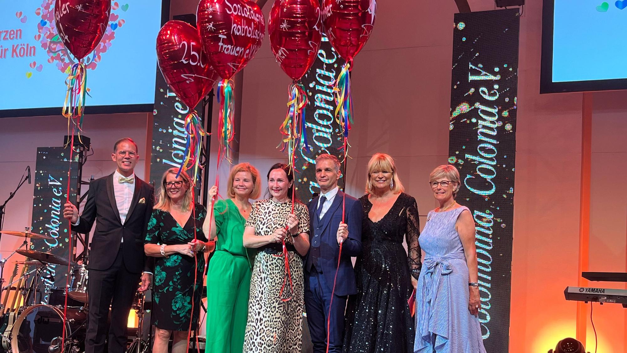 Benefizgala Colombina Colonia, v.l.: René Königshausen, Andrea Blome, Annette Frier, Claudia Hessel, Luca Zamperoni, Ursula Brauckmann und Gabi Reintgen