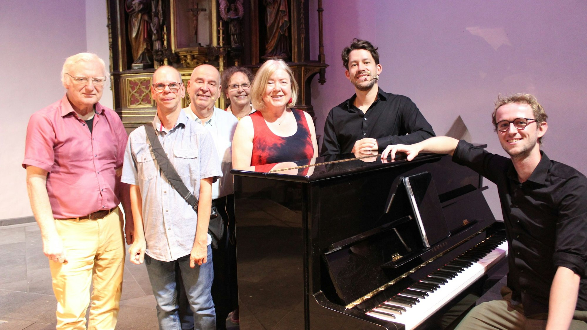 Auf dem Bild sind die Teilnehmer und Musiker der Eröffnungsveranstaltung des Literaturherbstes zu sehen.