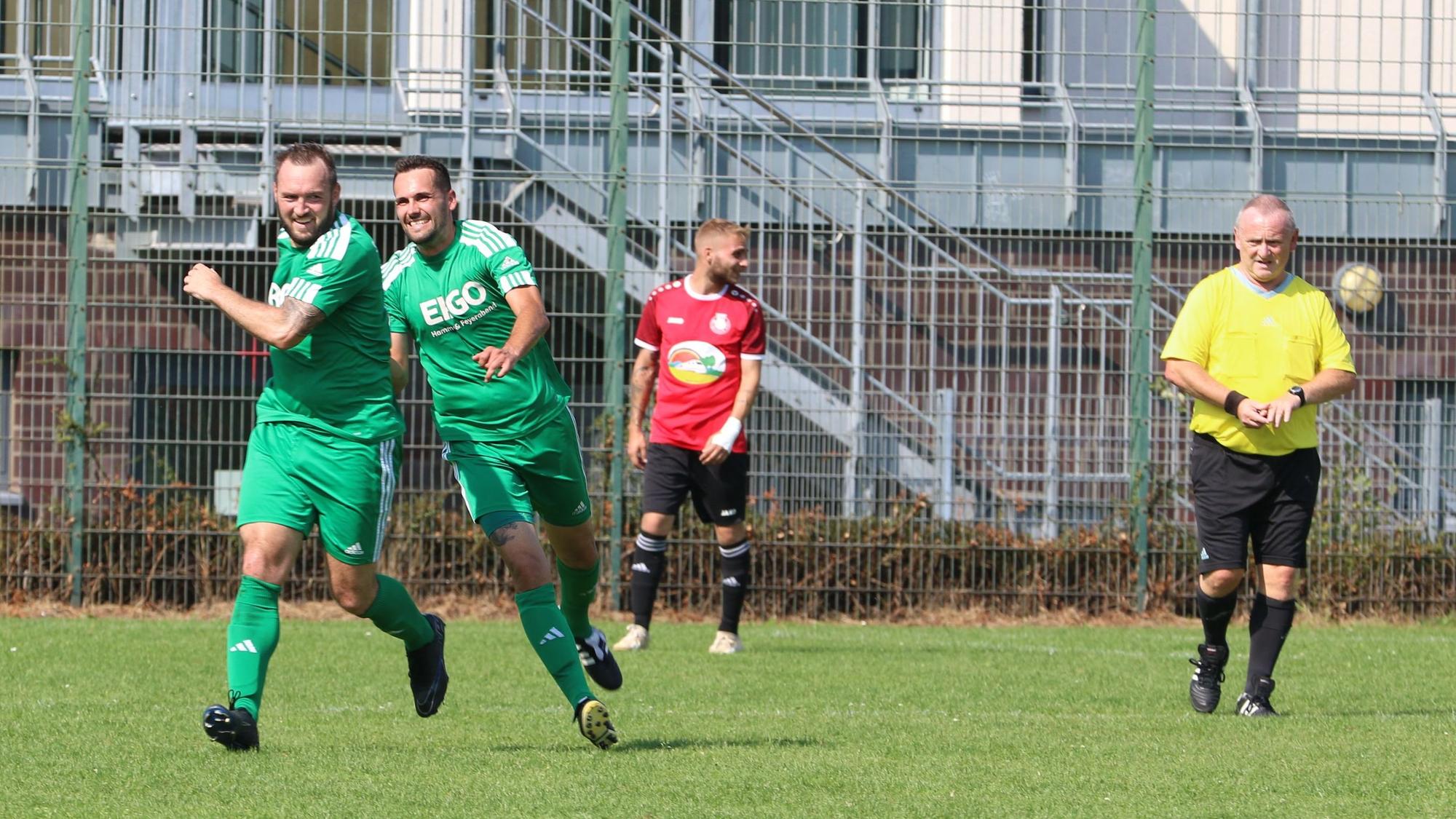 Der Dreifach-Torschütze wird von einem Mitspieler beim Jubeln verfolgt.
