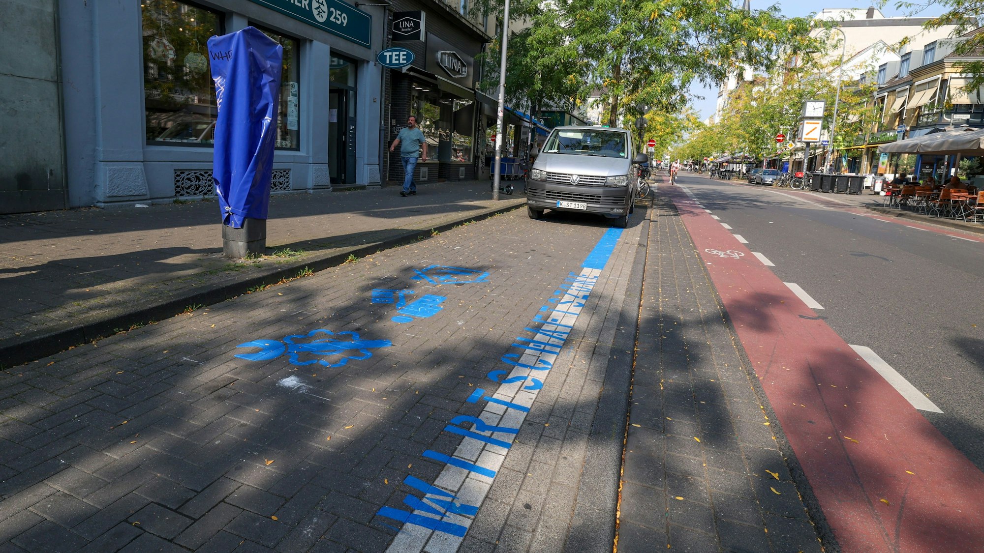 Parkfläche der Wirtschaftszone ist mit blauer Farbe markiert.