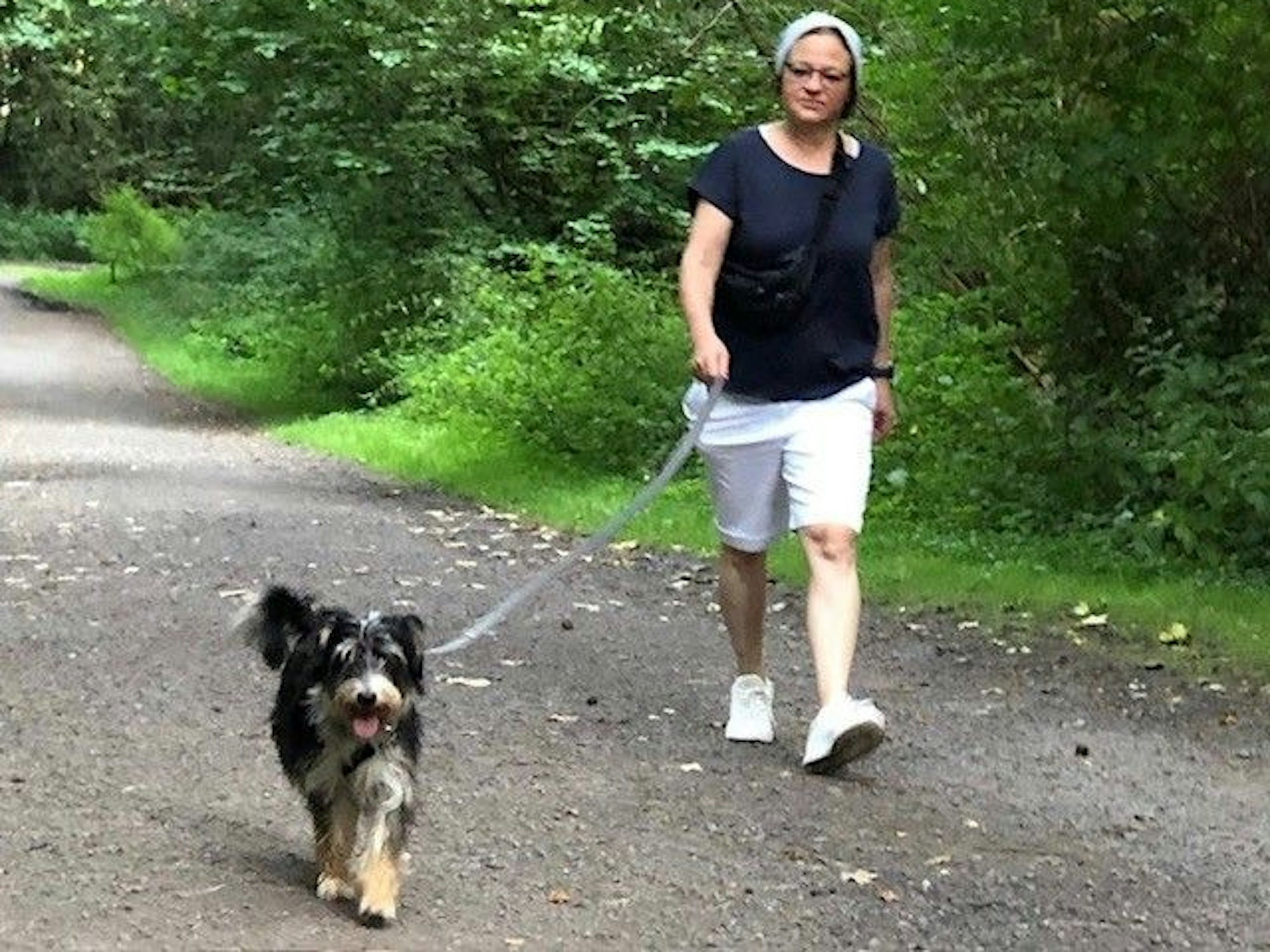Caroline Kron unterwegs mit Fritz im Vorgebirgspark.