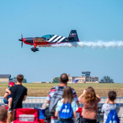 Ein Flugzeug fliegt während der Flugshow 2022 Frontiers in Flight 2022 an der McConnell Air Force Base in Kansas an den Zuschauern vorbei.
