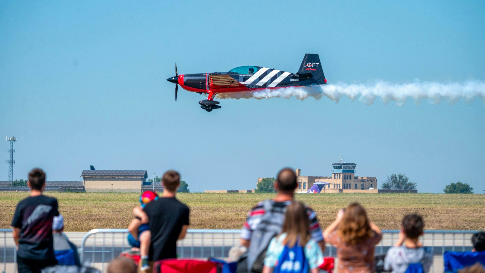 Ein Flugzeug fliegt während der Flugshow 2022 Frontiers in Flight 2022 an der McConnell Air Force Base in Kansas an den Zuschauern vorbei.