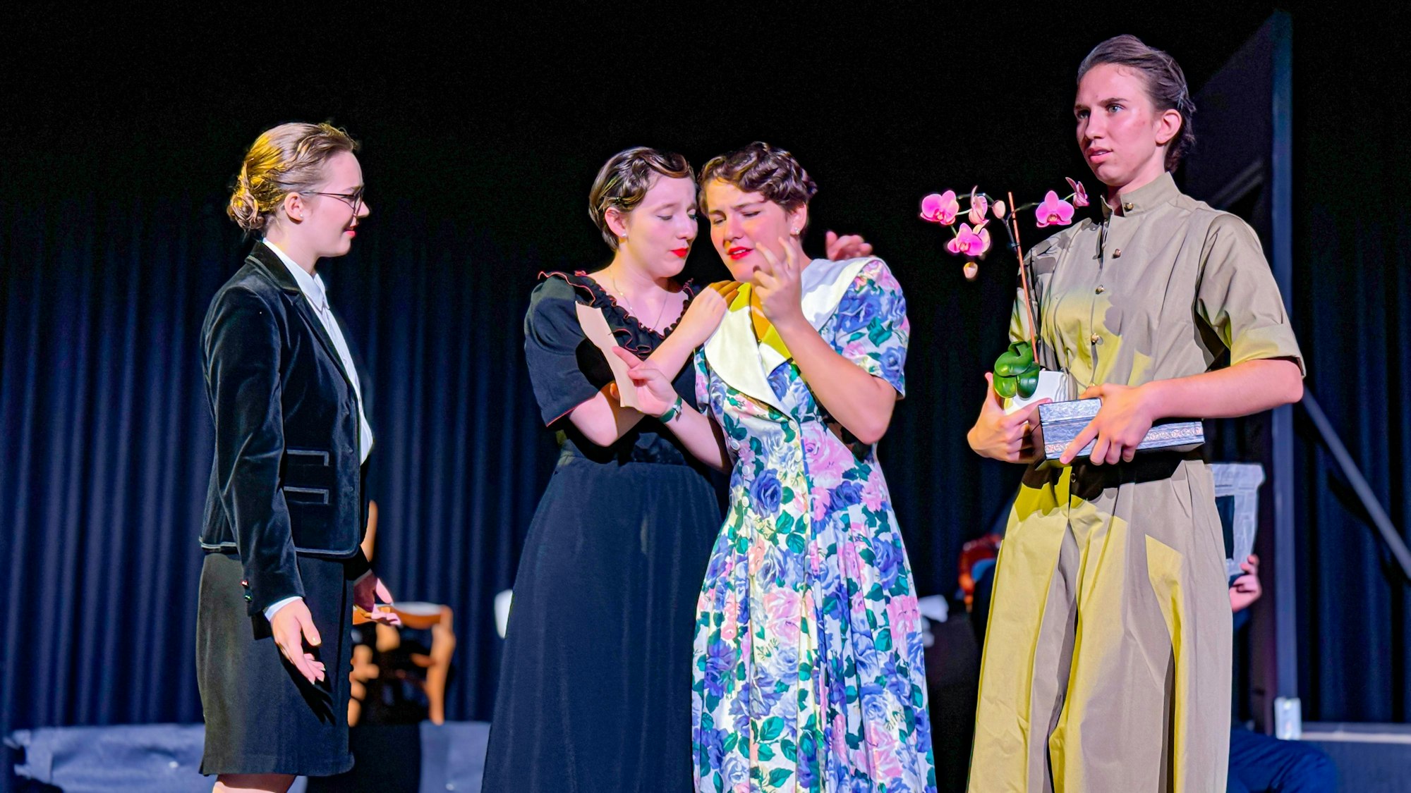 Die Wege unterschiedlicher Charaktere kreuzen sich im Berliner Grandhotel der Fünfziger.