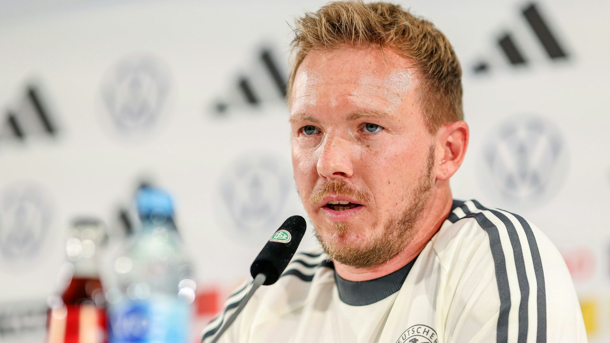 Bundestrainer Julian Nagelsmann redet während der Pressekonferenz vor den Spielen gegen Ungarn und Niederlande.