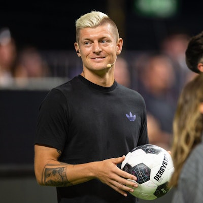 Toni Kroos (l) und Elias Nerlich, Gründer der Icon League, stehen während der Eröffnung in der Kölner Lanxess Arena zusammen. Die Icon League ist eine Hallenfußball-Liga im Kleinfeldformat.