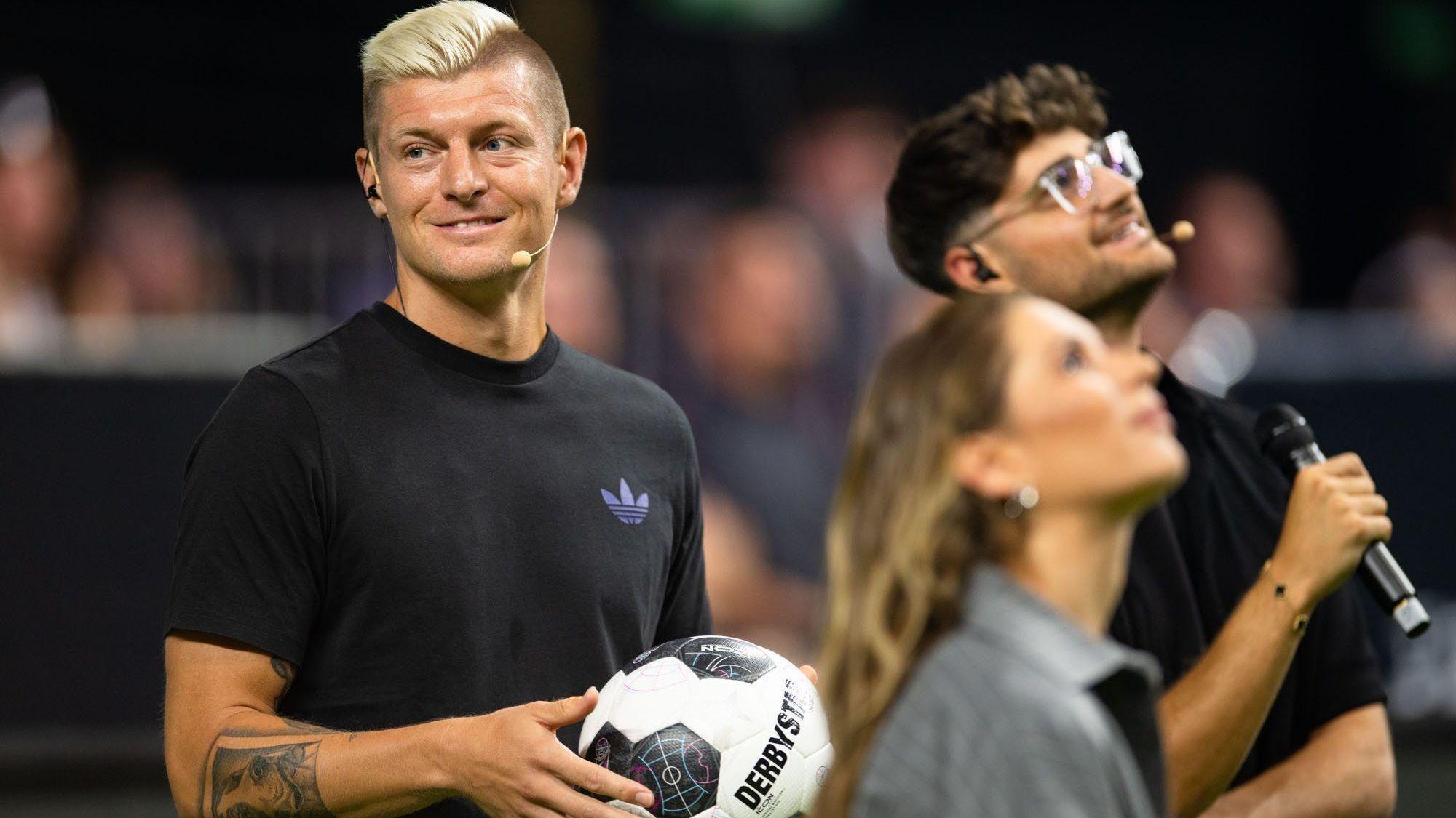 Toni Kroos (l) und Elias Nerlich, Gründer der Icon League, stehen während der Eröffnung in der Kölner Lanxess Arena zusammen. Die Icon League ist eine Hallenfußball-Liga im Kleinfeldformat.