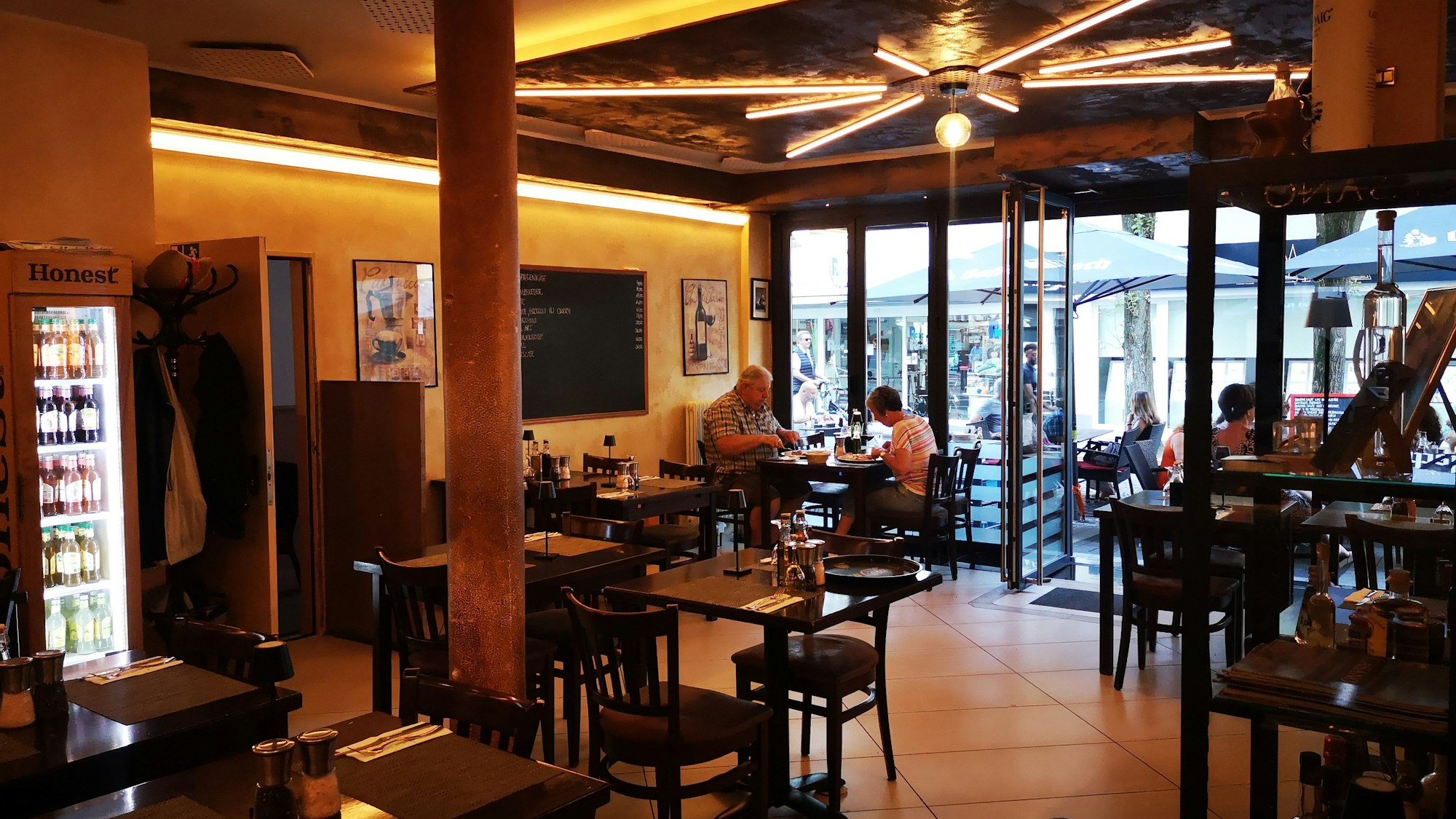 Ein Blick in die Pizzeria Casanova in Brühl. Menschen essen an Tischen, sitzen dabei auf Stühlen.