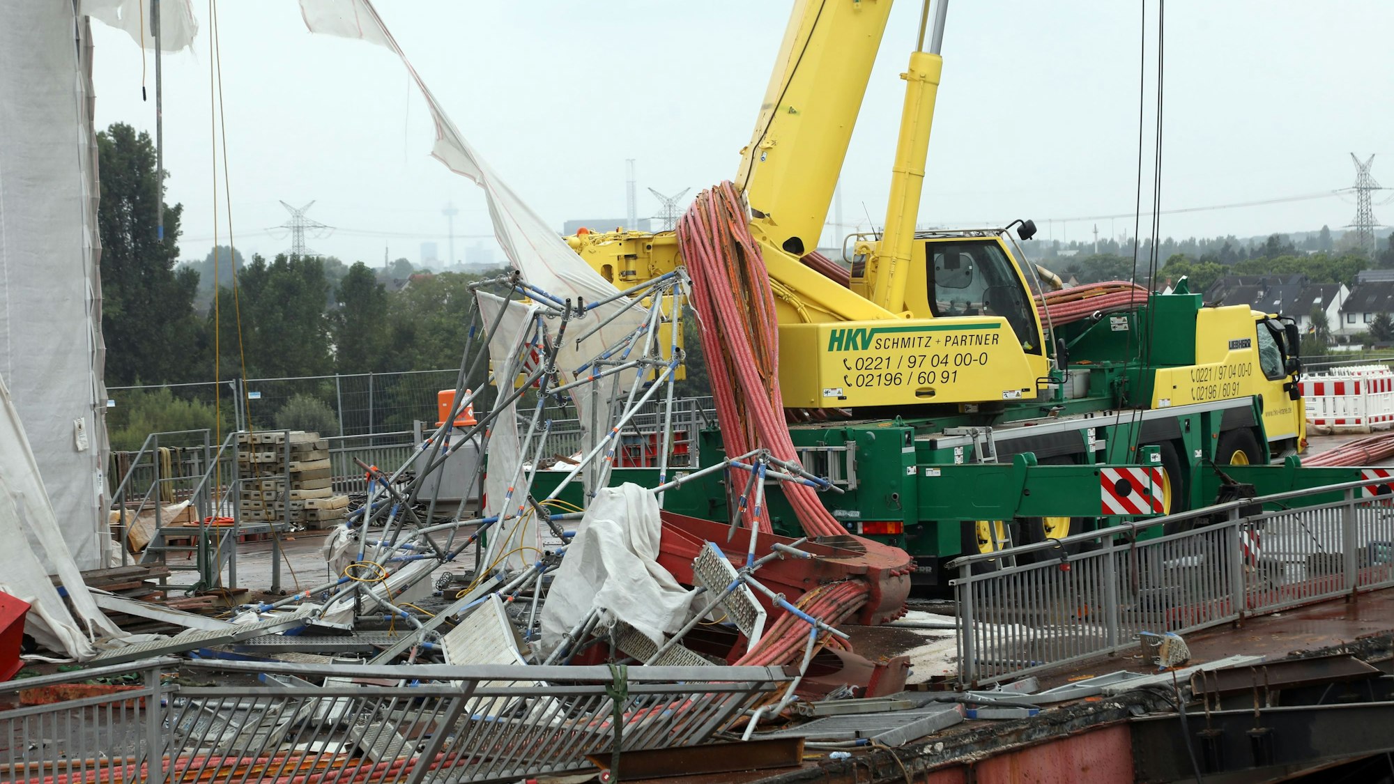 Aus noch ungeklärter Ursache sind Gerüst- oder Bauteile von einem Autokran gestürzt und haben einen Arbeiter tödlich verletzt, zwei weitere schwer.