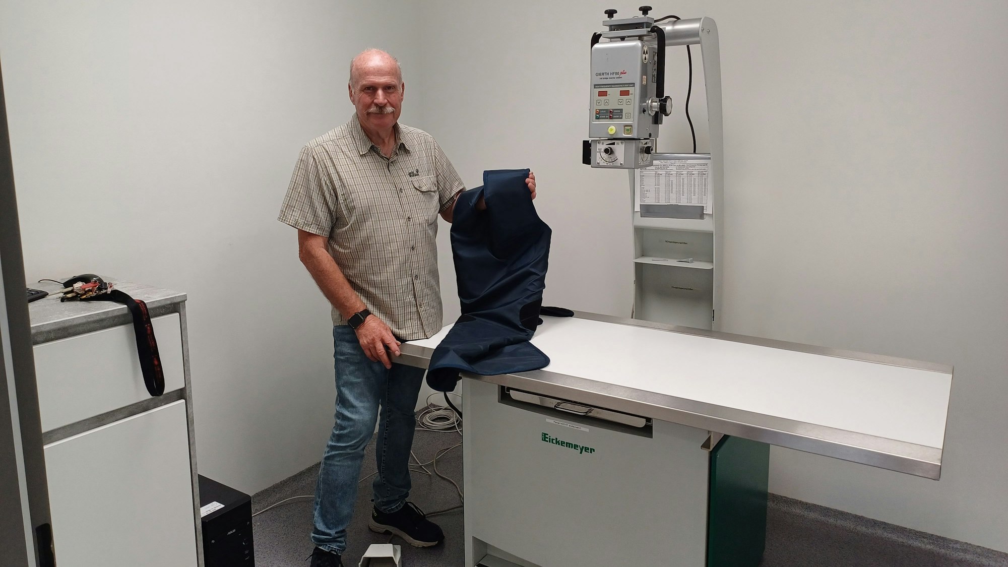 Tierheimleiter Gerd Kortschlag im neuen Röntgenraum.