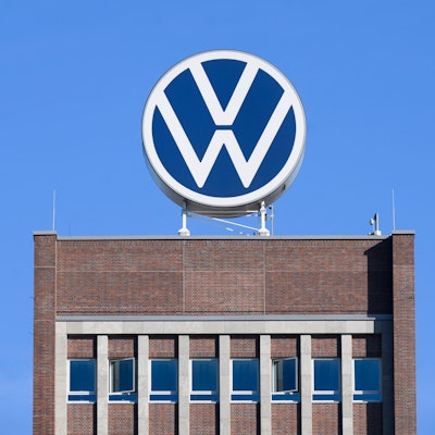 ARCHIV - 07.09.2023, Niedersachsen, Wolfsburg: Das VW-Logo steht auf dem Markenhochhaus im Volkswagen Stammwerk. (zu dpa: «VW-Sparkurs: Werksschließungen und Entlassungen möglich») Foto: Julian Stratenschulte/dpa +++ dpa-Bildfunk +++