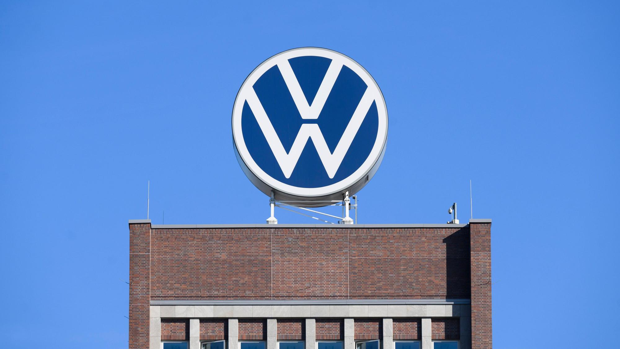 ARCHIV - 07.09.2023, Niedersachsen, Wolfsburg: Das VW-Logo steht auf dem Markenhochhaus im Volkswagen Stammwerk. (zu dpa: «VW-Sparkurs: Werksschließungen und Entlassungen möglich») Foto: Julian Stratenschulte/dpa +++ dpa-Bildfunk +++