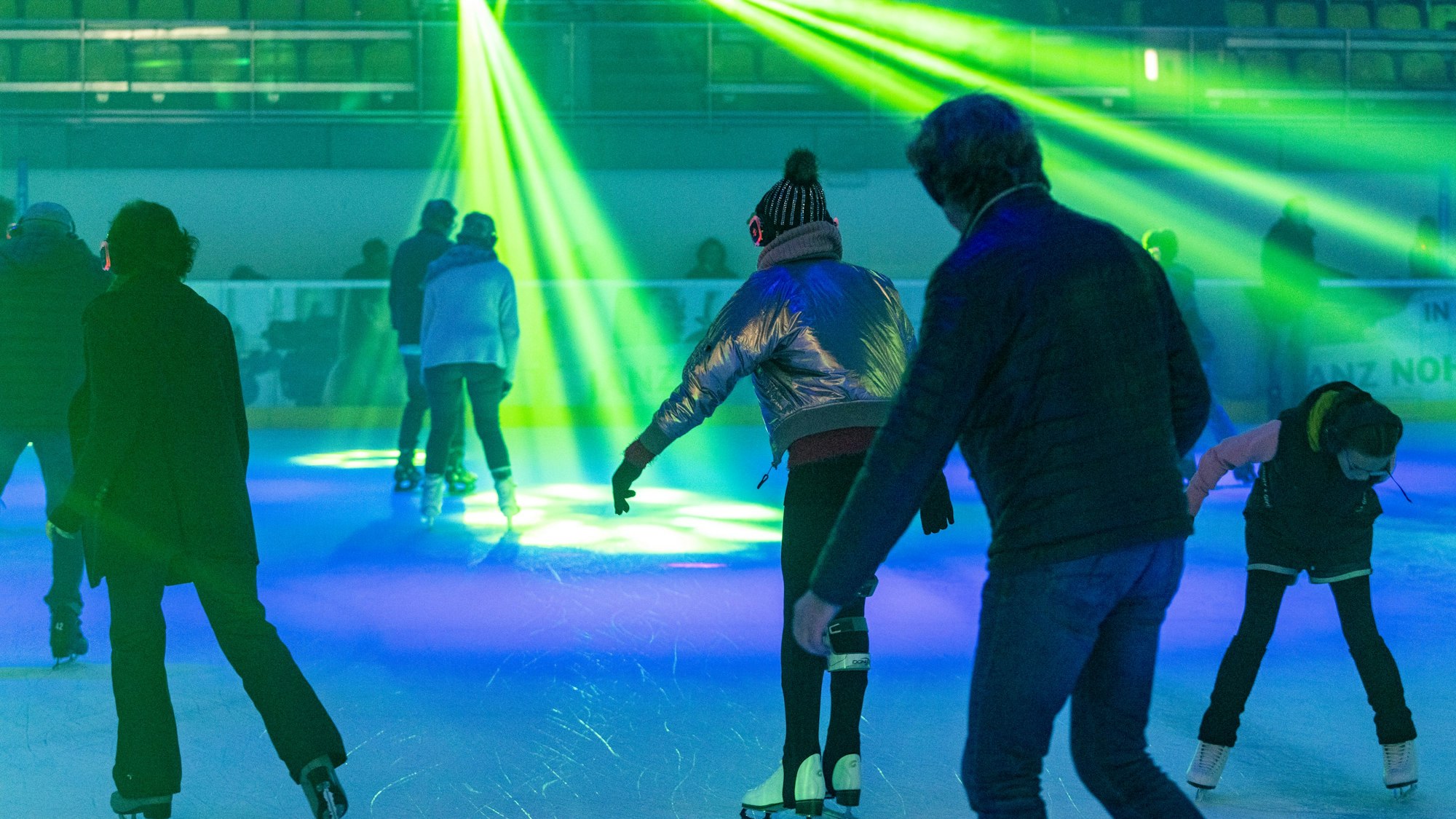 03.11.2022, Premiere für „Colonia On Eis“: Schlittschuhläufer im Lentpark