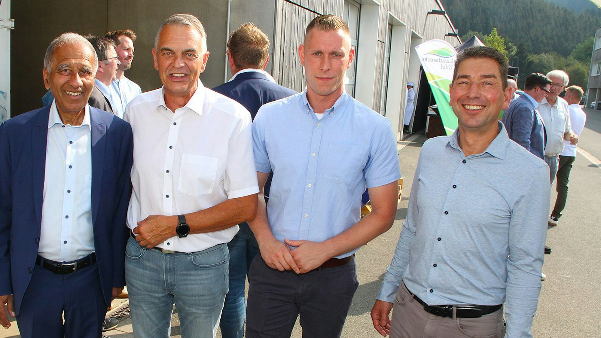 Vier Männer stehen nebeneinander auf einem Platz: Klimaforscher Mojib Latif, Hellenthals Bürgermeister Rudolf Westerburg sowie Marc-André Virnich und Marco Heidt vom Wasserverband Oleftal.