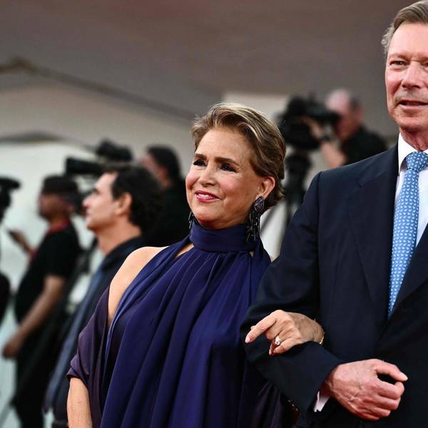 Großherzog Henri von Luxemburg und seine Frau Großherzogin Maria Teresa auf dem roten Teppich von Venedig.