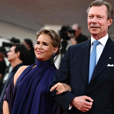 Großherzog Henri von Luxemburg und seine Frau Großherzogin Maria Teresa auf dem roten Teppich von Venedig.