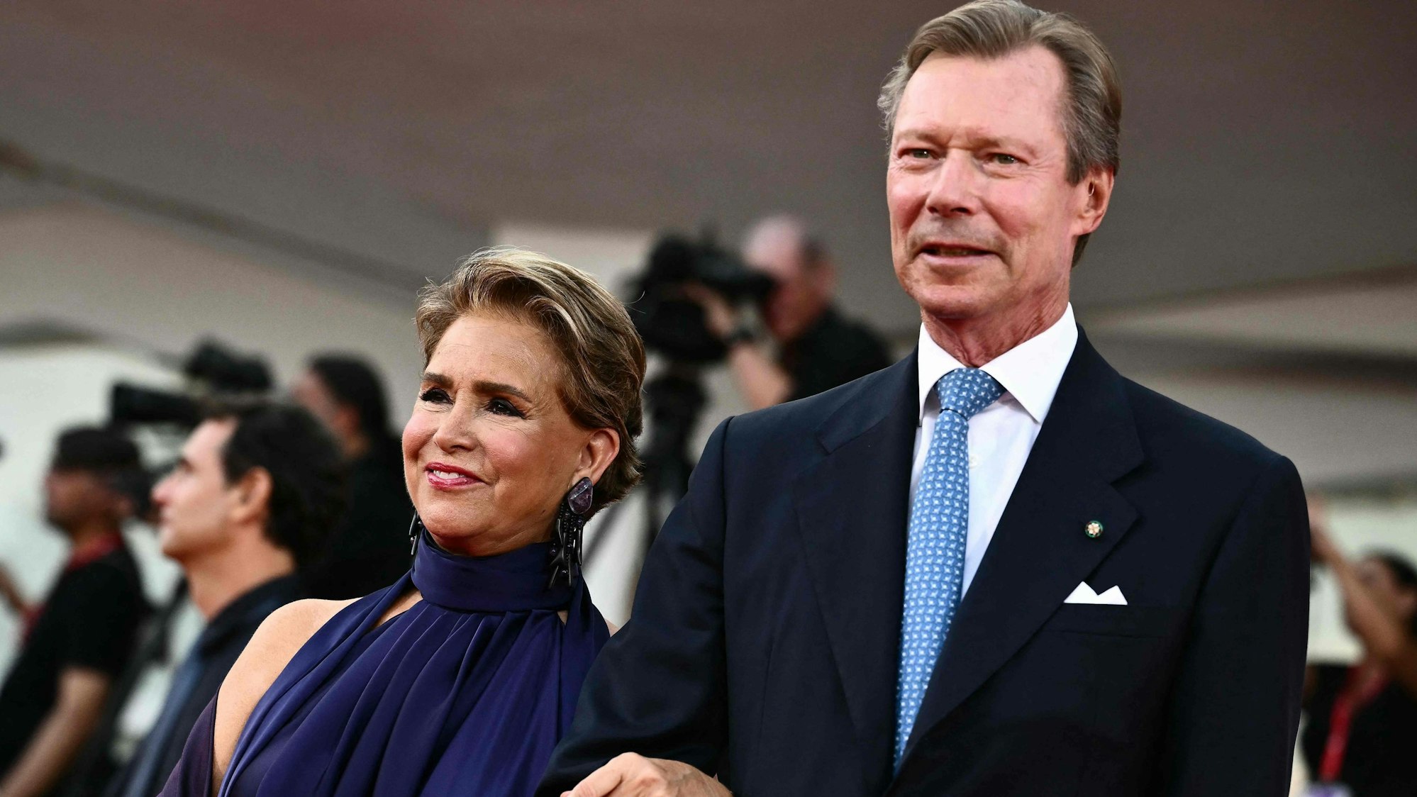 Großherzog Henri von Luxemburg und seine Frau Großherzogin Maria Teresa auf dem roten Teppich von Venedig.