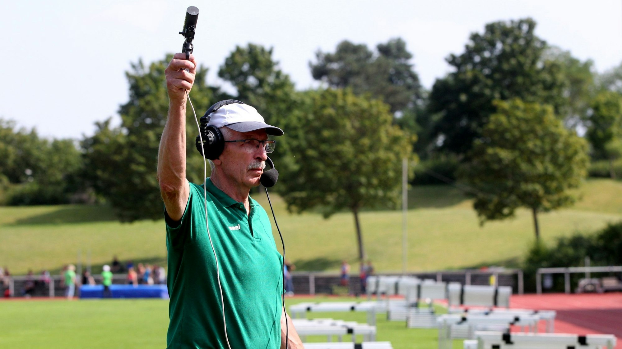 Ein Ehrenamtler beim Startschuss eines Wettbewerbs.