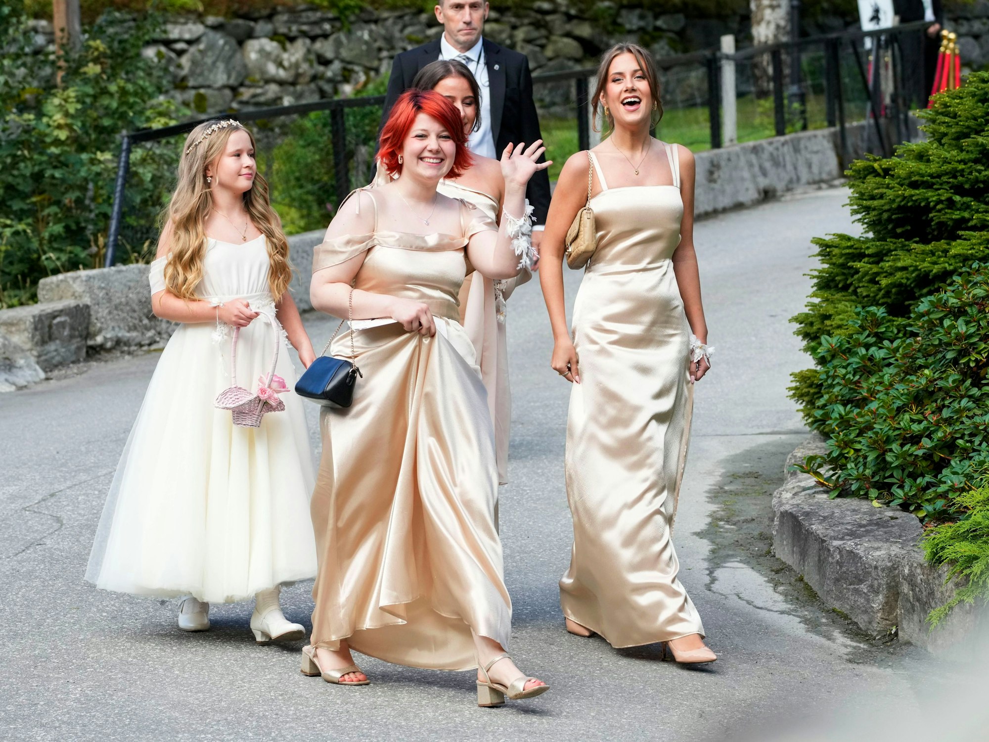 Die Töchter der norwegischen Prinzessin Martha Louise, Maud Angelica Behn, Emma Tallulah Behn und Leah Isadora Behn kommen zur Hochzeit ihrer Mutter.