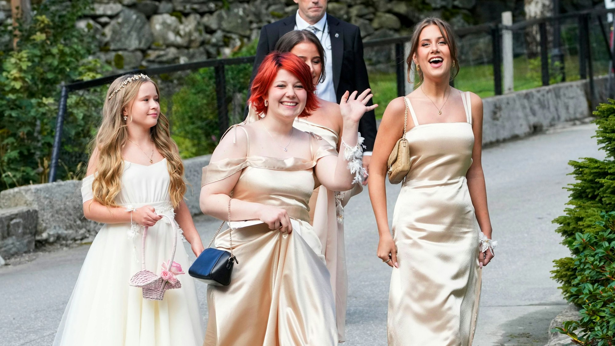 Maud Angelica, Emma Tallulah und Leah Isadora Behn bei der Hochzeit ihrer Mutter Prinzessin Märtha Louise im August 2024 in Geiranger.