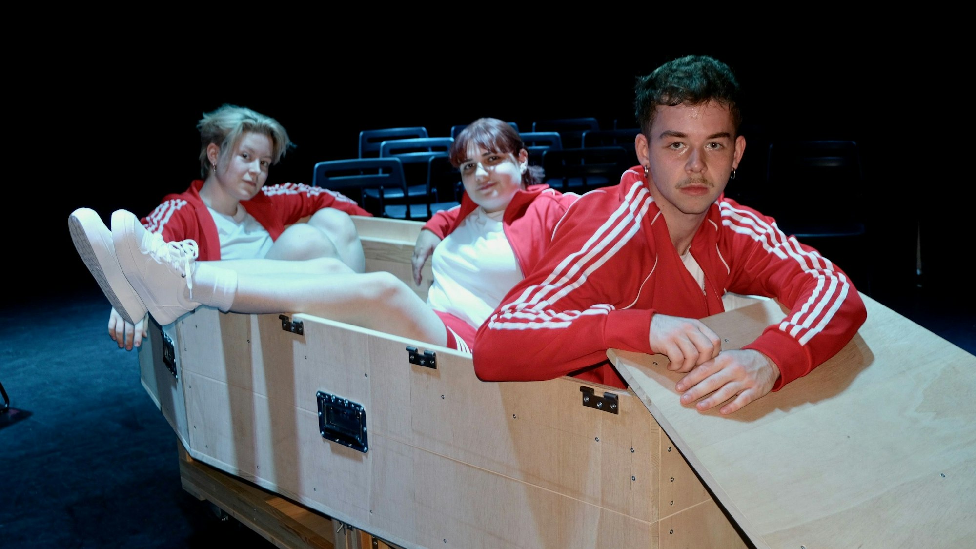 Die „Fighters for Future“, Knut, Maya und Nemo (von vorne) sitzen zu dritt im Sarg.