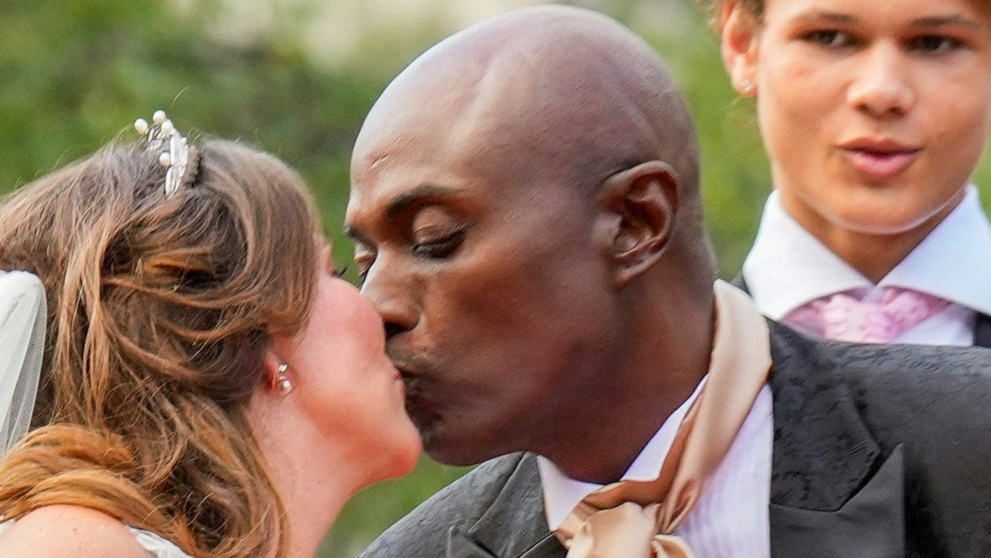 Prinzessin Martha Louise von Norwegen und Durek Verrett küssen sich bei der Ankunft zu ihrer Hochzeitsfeier im Hotel Unio in Geiranger.