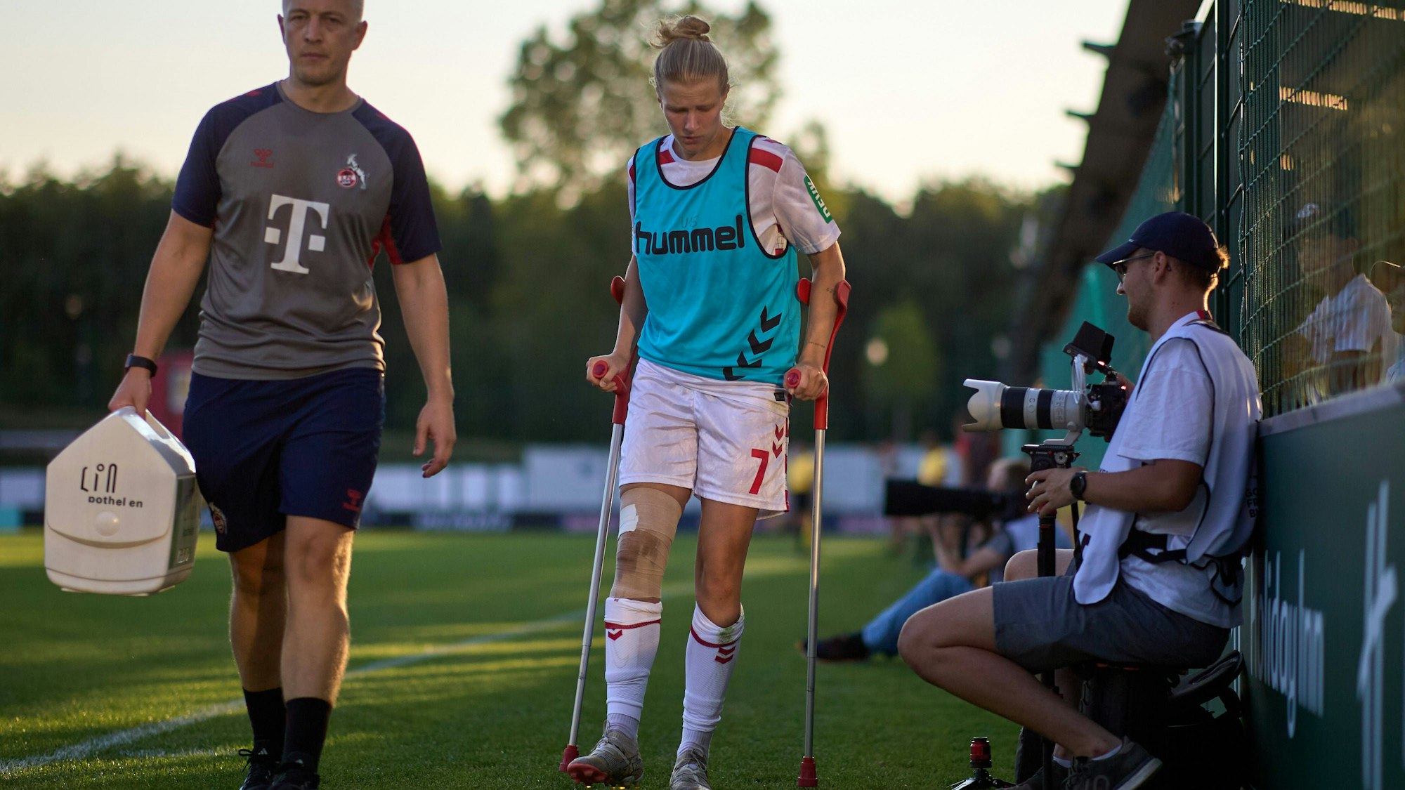 10.09.2024, GER, Frauenfußball, BL, 2024 2025, RB Leipzig - 1. FC Köln Anna-Lena Stolze 7, 1. FC Köln, Freisteller, auf Krücken, verletzt, ausgewechselt Leipzig Trainingszentrum der Roten Bulle Sachsen Deutschland *** 10 09 2024, GER, Womens Soccer, BL, 2024 2025, RB Leipzig 1 FC Köln Anna Lena Stolze 7, 1 FC Köln , Freisteller, on crutches, injured, substituted Leipzig Training Center of the Red Bull Saxony Germany
