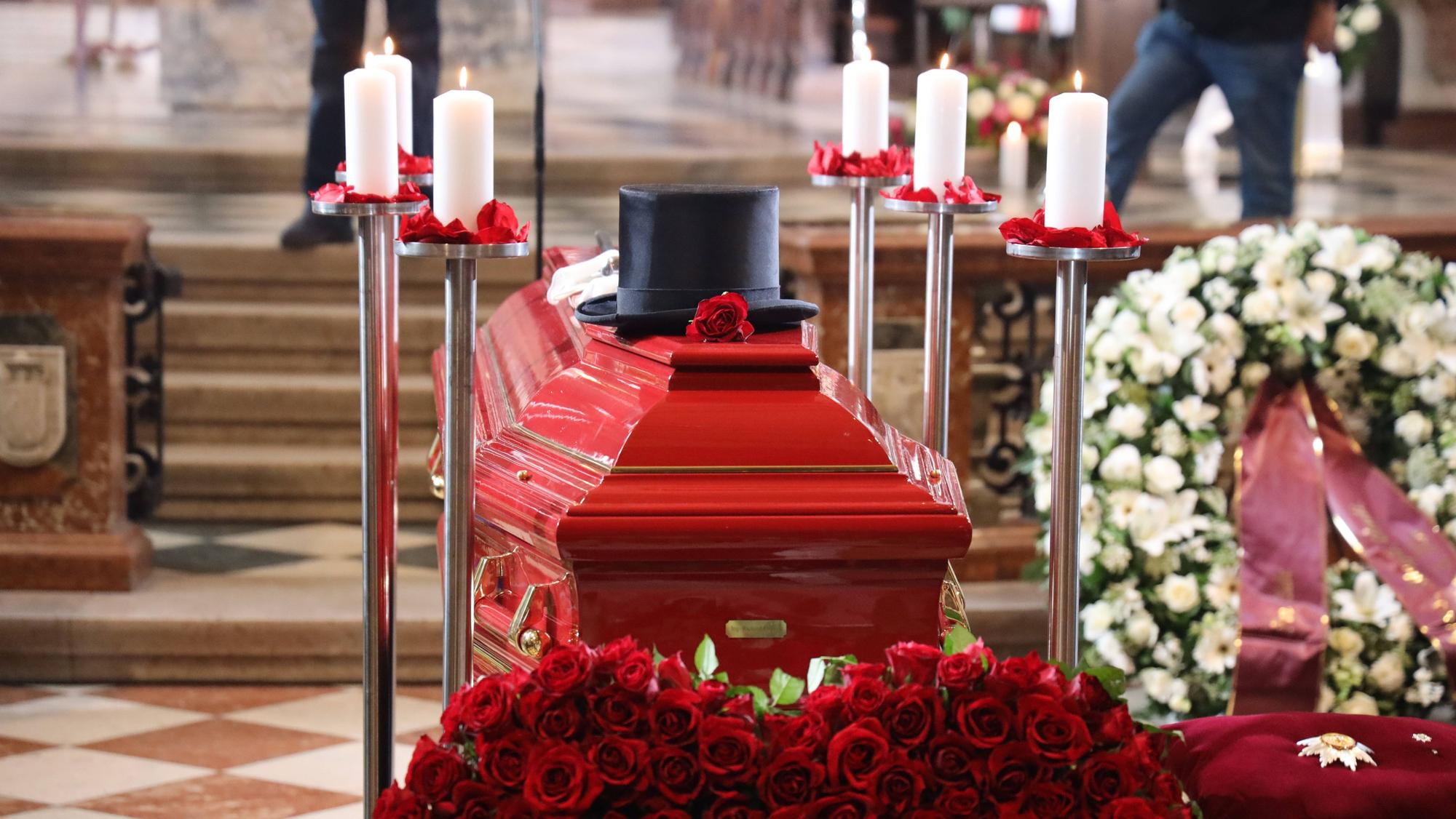 In einem roten Sarg wurde Richard Lugner im Wiener Stephansdom aufgebahrt.