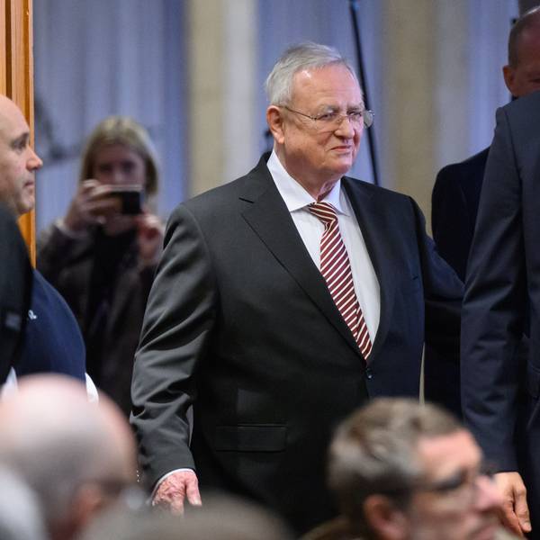 ARCHIV - 14.02.2024, Niedersachsen, Braunschweig: Martin Winterkorn, ehemaliger Vorstandsvorsitzender der Volkswagen AG, kommt in einen Saal in der Stadthalle Braunschweig. Im milliardenschweren Musterprozess von Investoren zur Volkswagen-Dieselaffäre tritt Winterkorn als Zeuge auf. (zu dpa: «Neun Jahre nach «Dieselgate» kommt Ex-VW-Vorstand Winterkorn vor Gericht») Foto: Julian Stratenschulte/dpa +++ dpa-Bildfunk +++