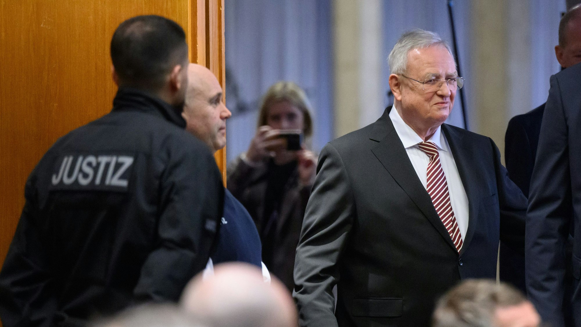 ARCHIV - 14.02.2024, Niedersachsen, Braunschweig: Martin Winterkorn, ehemaliger Vorstandsvorsitzender der Volkswagen AG, kommt in einen Saal in der Stadthalle Braunschweig. Im milliardenschweren Musterprozess von Investoren zur Volkswagen-Dieselaffäre tritt Winterkorn als Zeuge auf. (zu dpa: «Neun Jahre nach «Dieselgate» kommt Ex-VW-Vorstand Winterkorn vor Gericht») Foto: Julian Stratenschulte/dpa +++ dpa-Bildfunk +++