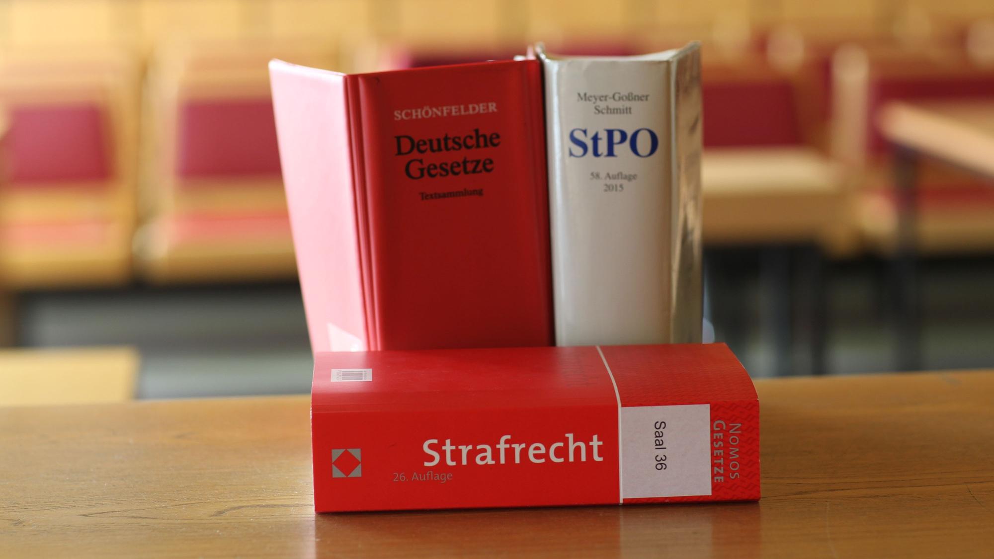 Gesetzestexte auf einem Richtertisch.