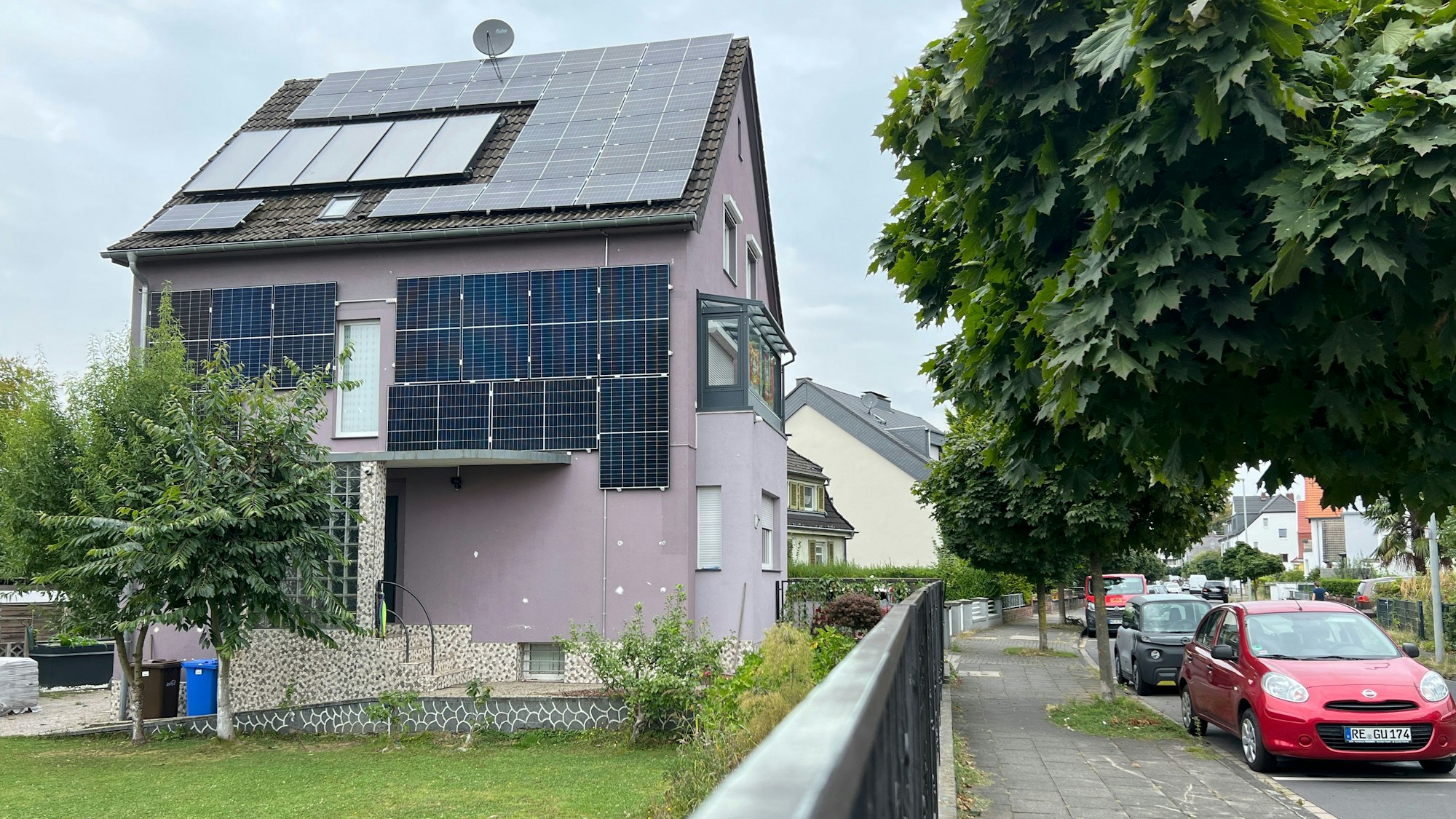 Ein Haus mit Solarzellen in Küppersteg.