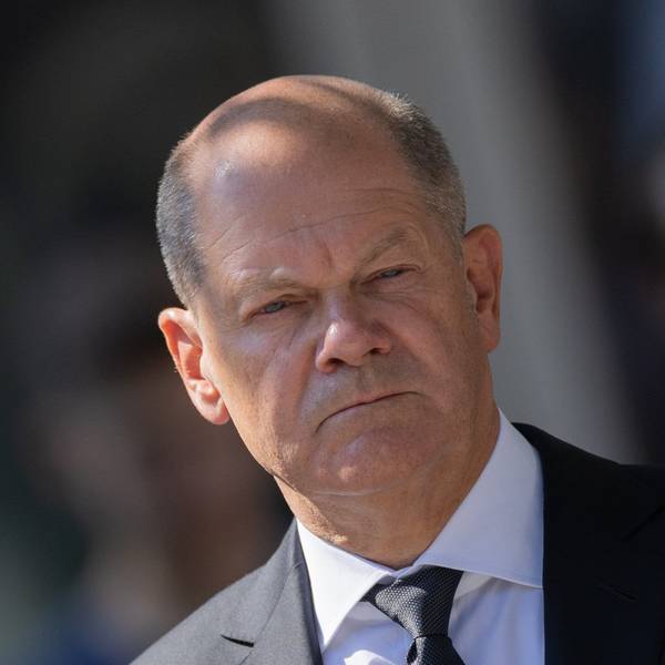 Bundeskanzler Olaf Scholz (SPD) gedenkt bei einer Kranzniederlegung am Fronhof der Opfer der Messerattacke auf dem Solinger Stadtfest.