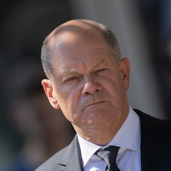 Bundeskanzler Olaf Scholz (SPD) gedenkt bei einer Kranzniederlegung am Fronhof der Opfer der Messerattacke auf dem Solinger Stadtfest.